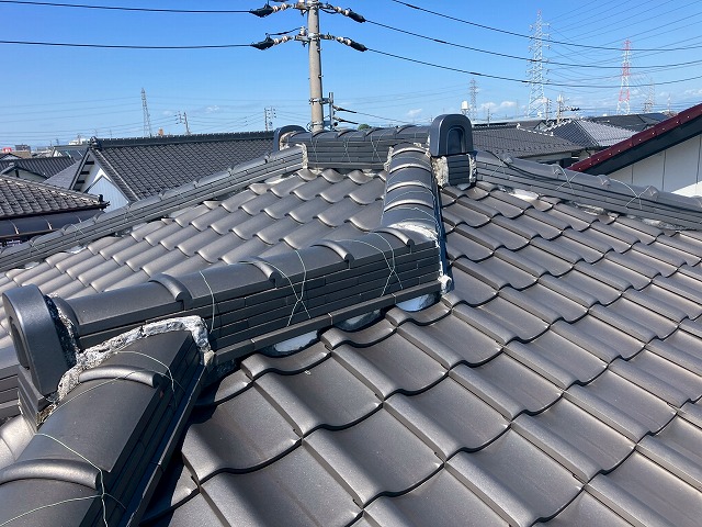 棟が曲がっているところに漆喰